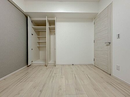 全居室にはクローゼットを完備!普段使いのお洋服や小物はもちろん、季節物のお洋服などもしっかりと整理整頓おしまい頂けます。