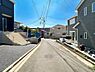 その他：【Frontal road】  前面道路は閑静な住宅地をはしる車通りの少ない道路。ゆとりのある住宅地で部屋の窓を開けるとそこには心地よい風が通りぬけます。