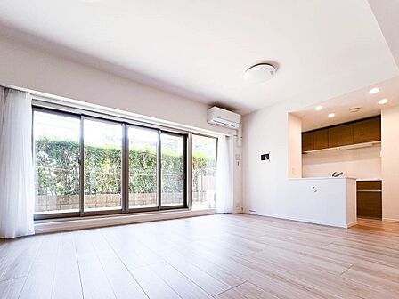 ~Living Dining~ リビングで子供が走ってる姿を見ながら、大きなソファやダイニングテーブルでゆったり食事をしたりくつろぎたい。そんな夢が叶えられる空間です!