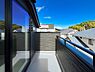 バルコニー：～Balcony～  奥行きのあるワイドタイプのバルコニーなので、大量の洗濯物やご家族のお布団も楽にたくさん干すことができます。日当たりがよいので家庭菜園を楽しむこともできそうです。
