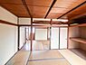 和室：～Japanese-style room～  洋室とはまた違った良さと味わいがある和室。畳の香りに癒され、和の空間を感じることのできる落ち着きある一部屋です。光も優しくこころ穏やかになる空間です。