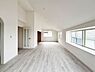 リビング/ダイニング：～Living room～  空気感という居心地の良いＢＧＭは、暮らしのステージを彩り、心のやすらぎと満足感を与えてくれます。通風と採光を考慮した設計は地域の鼓動を感じ、お寛ぎ頂くことが可能です。