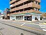 周辺：ファミリーマート本牧大里町店まで400m、ファミリーマート本牧大里町店