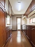 【Kitchen】  機能美とデザイン性を兼ね備えた使い勝手のよいシステムキッチンはリビングとの一体感も考慮され、美しい空間が実現します。