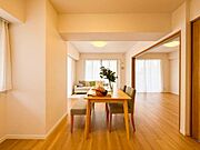 【Living Dining】  大きな窓から差し込む太陽光を体一杯に感じ一日分のエネルギーをチャージしてくれそう。