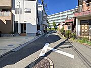 ふりそそぐ陽射しと開放的な空間形成。青空を背景に更なる美しさを醸す佇まい。