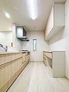 【Kitchen】  機能美とデザイン性を兼ね備えた使い勝手のよいシステムキッチンはリビングとの一体感も考慮され、美しい空間が実現します。