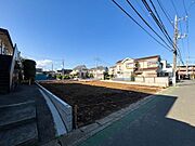 【Frontal road】  前面道路は閑静な住宅地をはしる車通りの少ない道路。