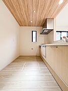 【Kitchen】  機能美とデザイン性を兼ね備えた使い勝手のよいシステムキッチンはリビングとの一体感も考慮され、美しい空間が実現します。