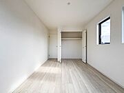 明るい光が差し込む洋室