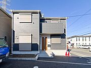 閑静な住宅地につき交通量も少なく落ち着いた印象を持ちます