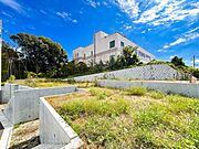 【Exterior】  爽やかな青空の下に贅沢なほどに降り注ぐ陽光、豊かな居住性と、クオリティが見事に調和した住空間は、住まうことの喜びを感じさせてくれます。