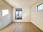 大きな窓からたくさんの日差しが入ります