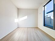 明るい光が差し込む洋室