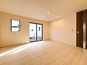 家族みんなが集まるリビング。やさしい色合いのフローリングと白いクロスの明るい空間はきっと家族の心も穏やかに癒してくれます。