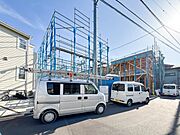 前面道路は閑静な住宅地をはしる車通りの少ない道路。ゆとりのある住宅地で部屋の窓を開けるとそこには心地よい風が通りぬけます。