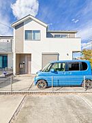 カースペース2台完備しています。前面道路とフラットなカースペースなので、ストレスなく駐車していただけます。