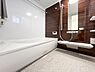 浴室：【Bathroom】  上質が感じられるカラーリングで、清潔な空間美を実現。一日の疲れが癒される優雅なバスタイムを堪能できるゆとりあるバスルームです。