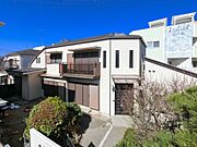 【Exterior】  ふりそそぐ陽射しと開放的な空間形成。青空を背景に更なる美しさを醸す佇まい。