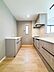 その他：【Kitchen】  機能美とデザイン性を兼ね備えた使い勝手のよいシステムキッチンはリビングとの一体感も考慮され、美しい空間が実現します。