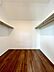 収納：【Walk-in closet】  収納量豊富なウォークインクローゼット設置しました。衣類だけでなく、箱物や思い出の品、季節物もたっぷり収納できるので、居住空間をより広く有効活用することができスッキリ