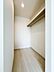 収納：【Walk-in closet】  収納量豊富なウォークインクローゼット設置しました。衣類だけでなく、箱物や思い出の品、季節物もたっぷり収納できるので、居住空間をより広く有効活用することができスッキリ