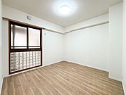 【Room】  1日の疲れを癒し、心地よく寛げるようゆったりとした広さを確保しています。プライベートタイムをより優雅に穏やかに…。落ち着いた雰囲気を紡ぎます。