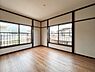 室内：2面採光で光を集めるお部屋はゆっくりと落ち着く空間です。クローゼットもございますので、収納家具を新たに揃える準備も省け、なにより居住空間を広く使えるので快適です。
