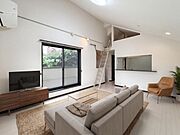 勾配天井が解放感を演出している明るいリビング。人が集まるリビングという空間に「開放感」という付加価値を与え、人を招きたくなるようなお家です。  ※家具はCGイメージです。