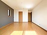 室内：明るい光が差し込む洋室