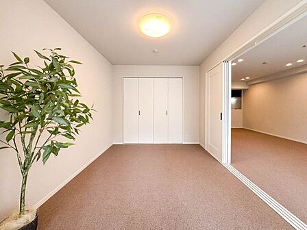 【Private room】 居室となる空間には毎日しっかりと光が差し込みます。