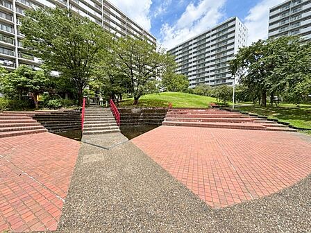エントランスへ向かう通路は植栽で飾られ、潤いある雰囲気を感じることができます。