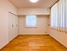 寝室：【Room】  1日の疲れを癒し、心地よく寛げるようゆったりとした広さを確保しています。