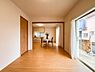 リビング/ダイニング：優しい色合いのフローリングと建具。やわらかな日差しがくつろぎの空間を演出します。