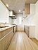 その他：【Kitchen】  機能美とデザイン性を兼ね備えた使い勝手のよいシステムキッチンはリビングとの一体感も考慮され、美しい空間が実現します。