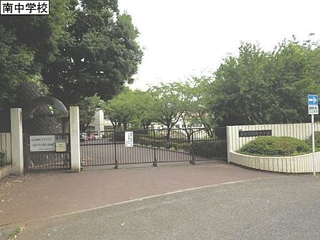 座間市立南中学校まで581m