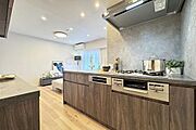 システムキッチン／新規交換済、家具負担を軽減してくれる食洗機付、内装に合わせたスタイリッシュなデザインのシステムキッチンです。