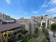 バルコニーからの眺望／道路側に面しておらず視界が開けており開放感のある眺望です。