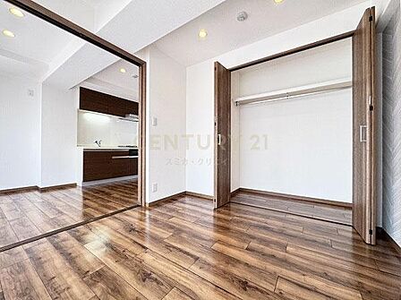 洋室~ダイニングキッチン/パイプハンガー付きクローゼット付、間仕切りドアを開放して一体空間としてもお使いいただけます。