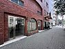 エントランス：共用エントランス／前面道路は綺麗に整備されています。