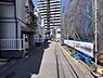 その他：前面道路（→北西方向へ撮影）／現地周辺は落ち着いた住環境となっております。