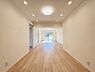 リビング/ダイニング：内装リノベーション実施済み、綺麗なお部屋で新生活をスタート！家具の配置がしやすい間取りです。