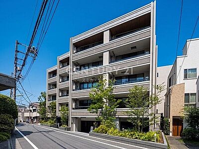 外観：建物外観／2023年9月築の築浅レジデンス。三軒茶屋エリアの利便性と、若林の閑静な街並みに調和するモダンな外観。新しい家族の物語はここから始まります。