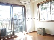2面に窓のあるお部屋です