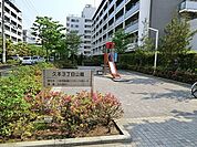 久本3丁目公園まで684m、集合住宅前の一角にある公園。滑り台・水飲み・手洗い場・ベンチ・石スツールがあります。