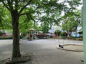 東芹が谷公園まで784m、木々の木漏れ日の下で、涼を取る事も出来ます。見通しの良い公園ですので、お子様を安心して遊ばせられます。