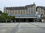本郷台駅(JR 根岸線)まで2338m、駅前広場に大きなロータリーがあり、住環境も良い閑静な住宅環境の人気駅です。また隣駅が大船駅となり、アクセスも良いです。