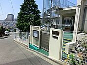 中村愛児園まで355m、キリスト教の精神に基づいた保育理念で朝のひとときにお祈りの時間があります。近隣の園外散歩で四季折々の自然に触れ合います。