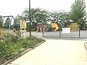 美しが丘第六公園まで1124m、ブランコやジャングルジム、鉄棒、健康遊具、カラフルな複合遊具があります。