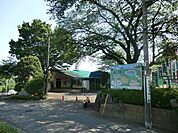 潮見台みどり幼稚園まで1244m、当園は高台に位置し日当りや眺望、風通しが良く自然豊かな環境にあります。グラウンドは全面が天然芝のため水溜まりができにくい
